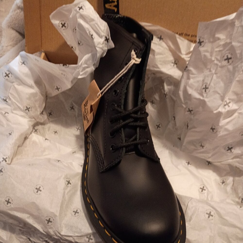NWB/ Dr. Martens 1460/8 Eyelet Smooth Black Leather Combat Boot Men' 7/Women's 8